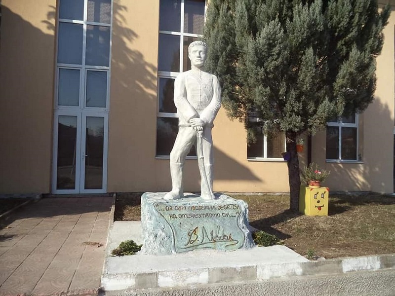 3 3