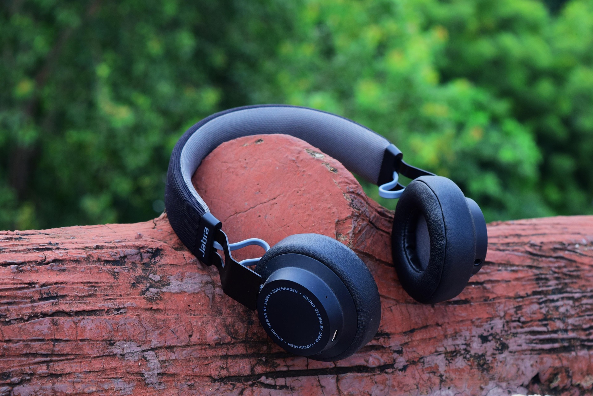 deepanker70-headphone-3684963_1920